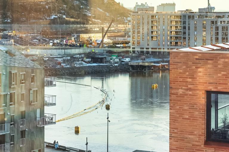 Leiligheten har en fantastisk fjordutsikt som må oppleves. Svært fin beliggenhet.